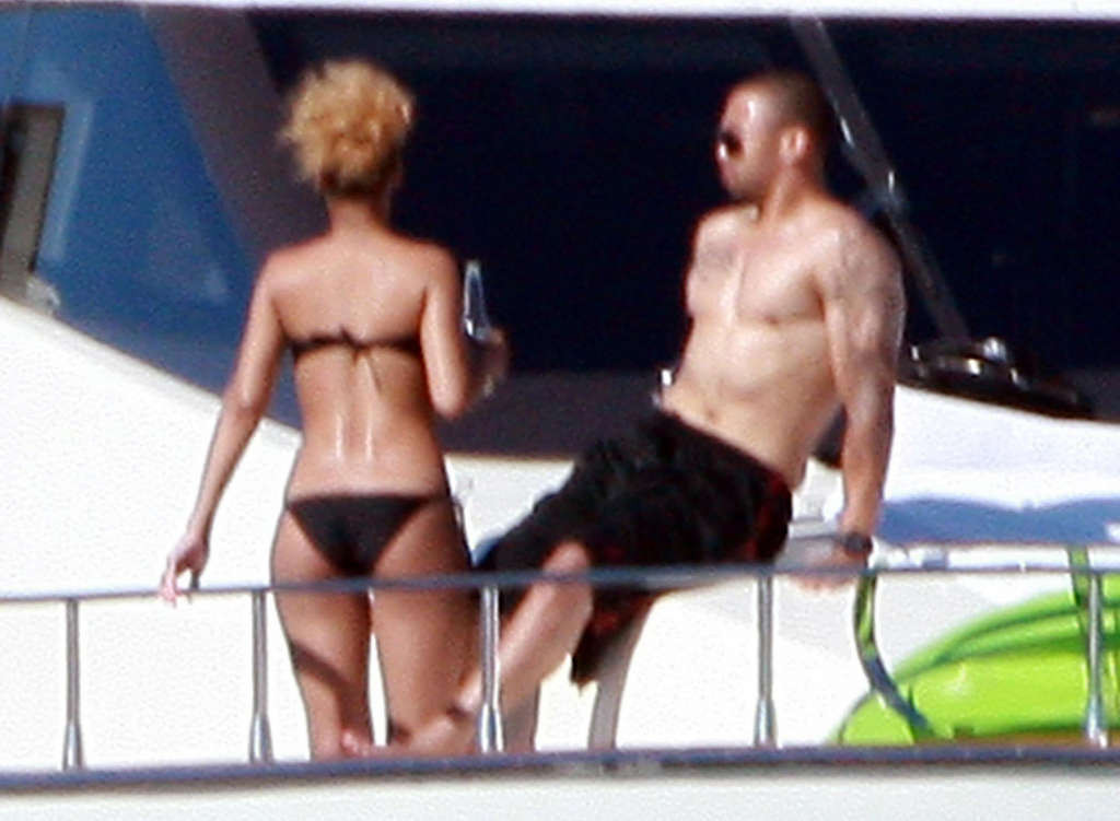 Rihanna exponiendo sus tetas y culo en tanga y posando sexy en bikini
 #75362419