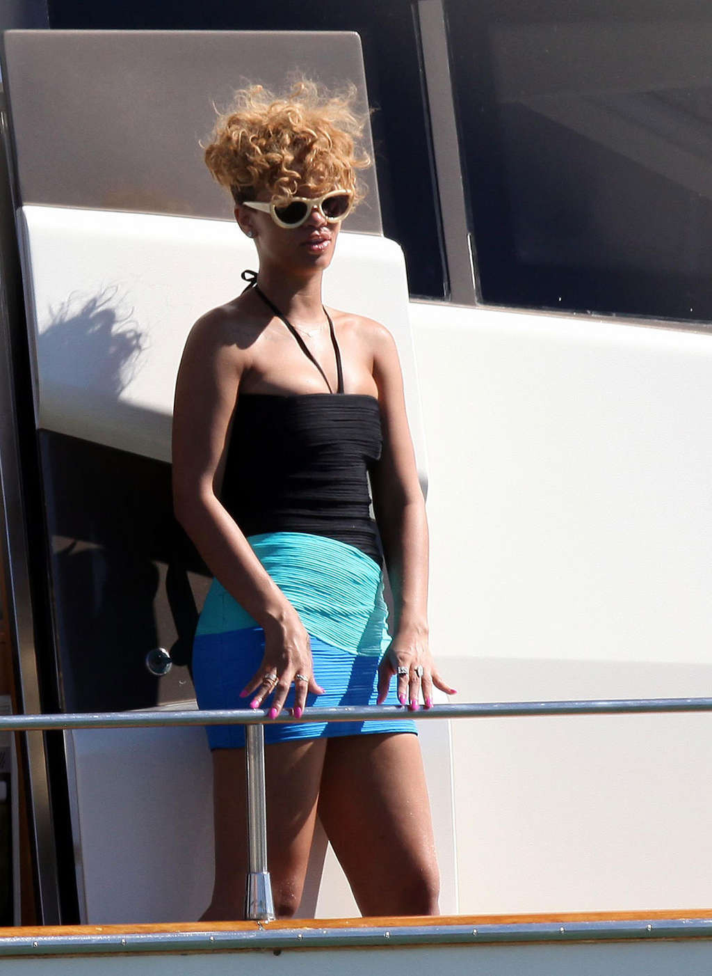 Rihanna exponiendo sus tetas y culo en tanga y posando sexy en bikini
 #75362428