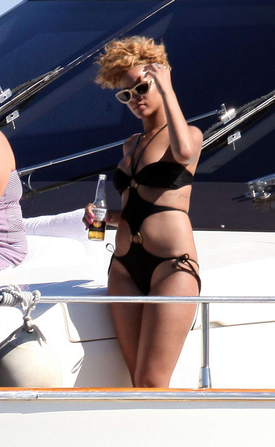 Rihanna exponiendo sus tetas y culo en tanga y posando sexy en bikini
 #75362437