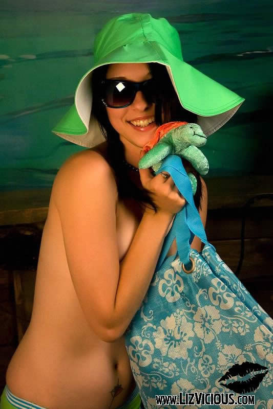 Linda chica gótica liz vicioso se prepara para un día en la playa
 #76571711