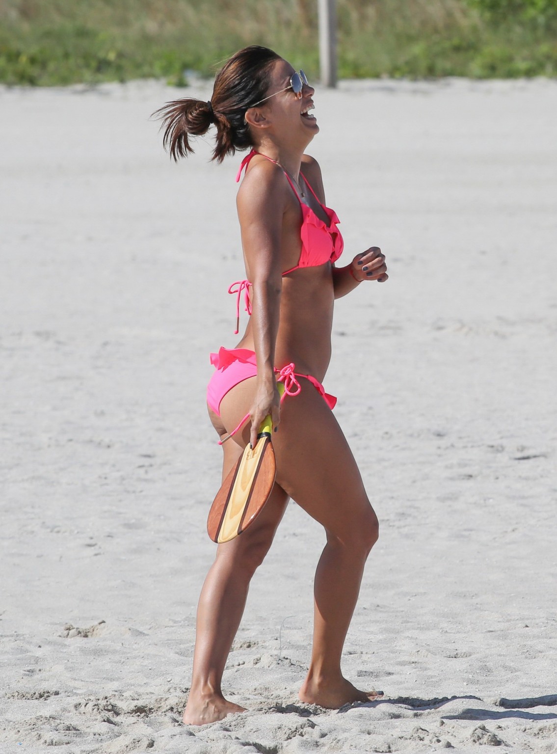 Eva longoria muestra su cuerpo con curvas en un pequeño bikini rosa
 #75149668