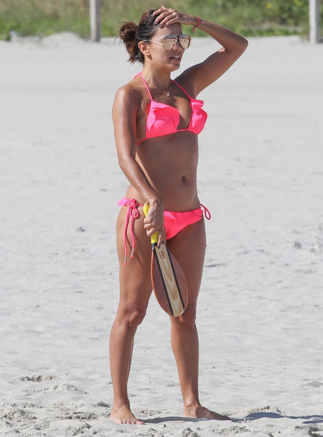 Eva longoria muestra su cuerpo con curvas en un pequeño bikini rosa
 #75149676