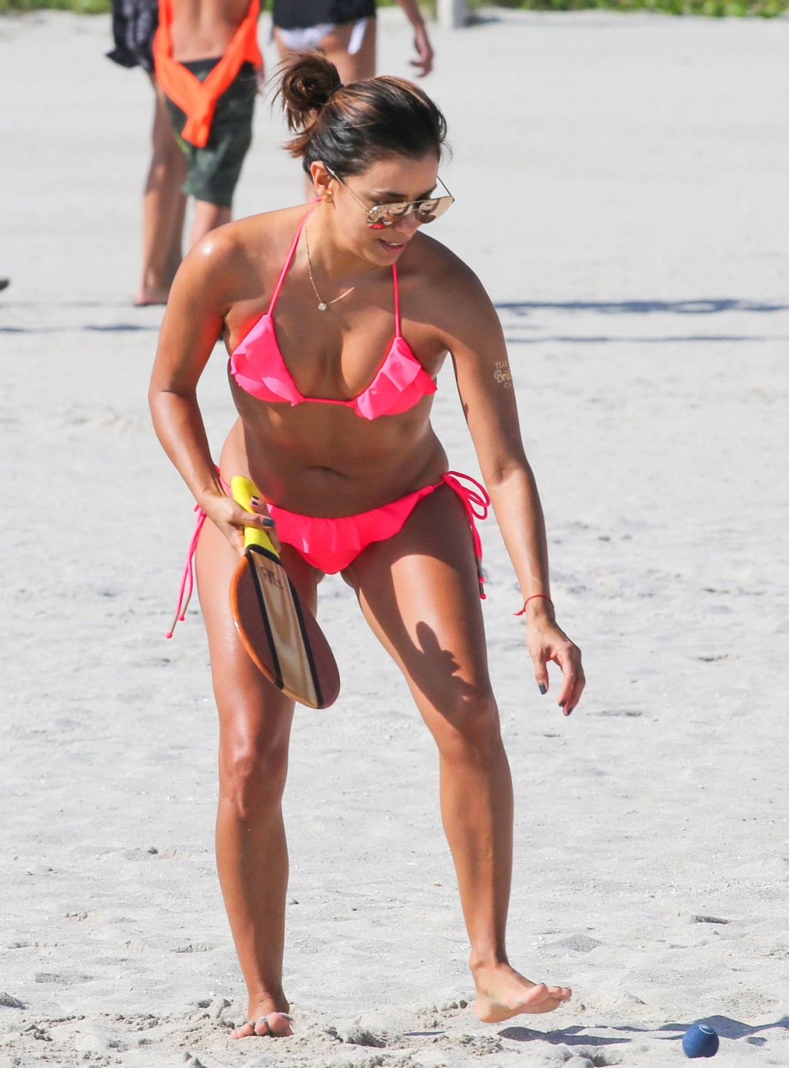 Eva longoria muestra su cuerpo con curvas en un pequeño bikini rosa
 #75149681