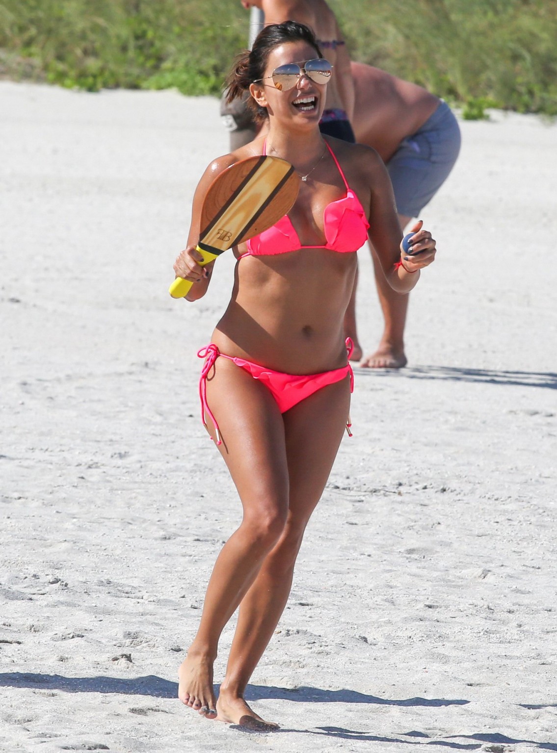 Eva longoria muestra su cuerpo con curvas en un pequeño bikini rosa
 #75149718