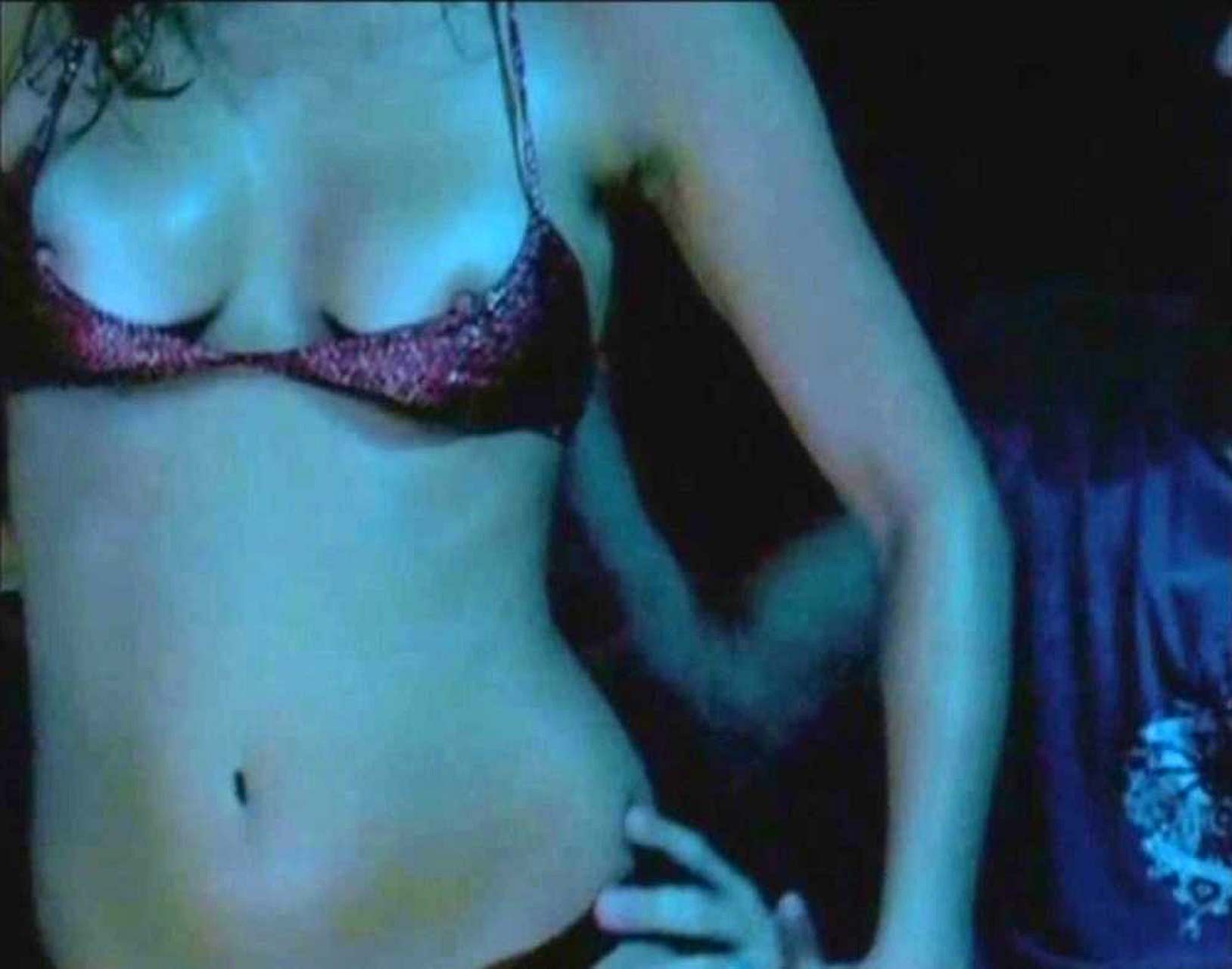 Alice braga exposant ses beaux gros seins dans des scènes de film de nudité
 #75333305