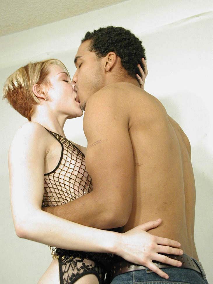 Nacktes geiles blondes Babe liebt es, einen harten schwarzen Schwanz zu reiten
 #77849906