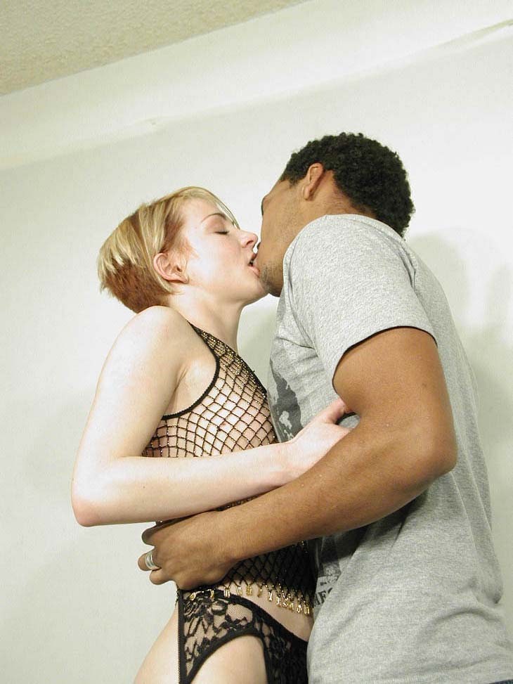 Nacktes geiles blondes Babe liebt es, einen harten schwarzen Schwanz zu reiten
 #77849983