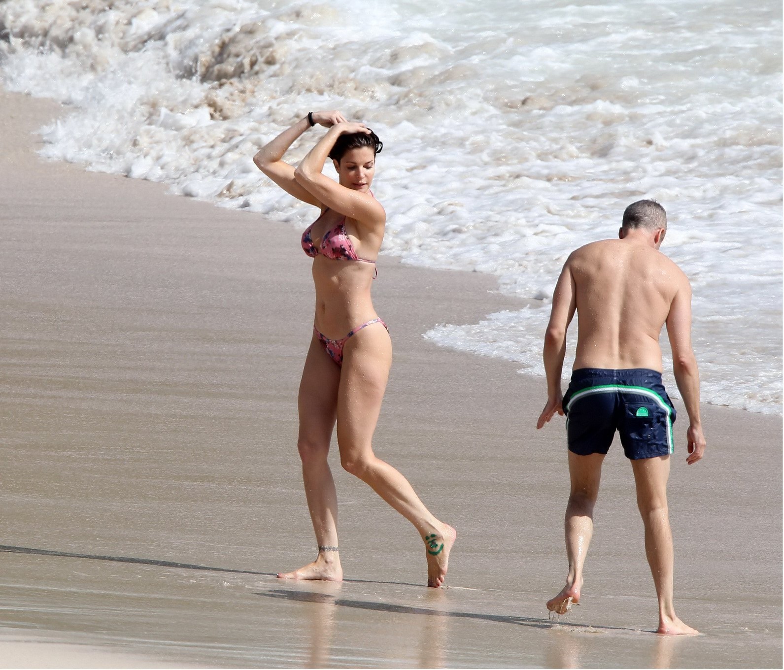 Stephanie Seymour en bikini à fleurs sur la plage de Saint-Barthélemy.
 #75208903