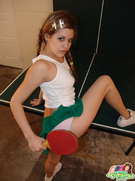 Joven delgada se desnuda en el juego de ping pong de la tira caliente
 #78743451