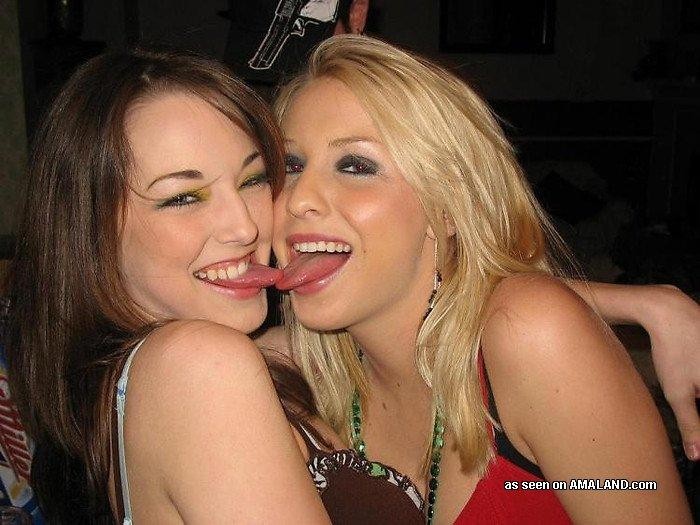 Des lesbiennes amateurs sexy et sournoises en train de s'embrasser.
 #68178919