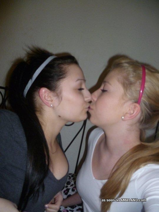 Des lesbiennes amateurs sexy et sournoises en train de s'embrasser.
 #68178945