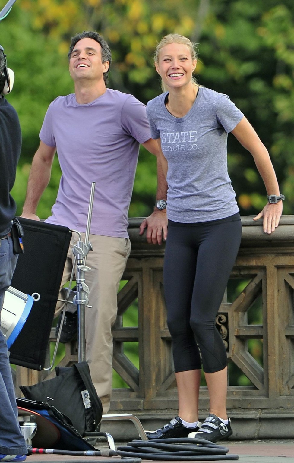 Gwyneth paltrow zeigt ihren Arsch in Strumpfhosen am Set von 'thanks for sharing' #75284979