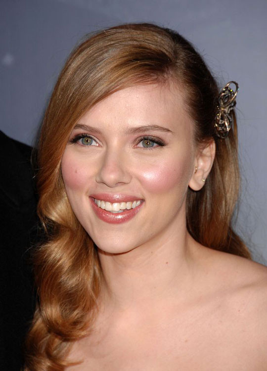 La celebridad scarlett johansson mostrando sus pezones duros
 #75403736