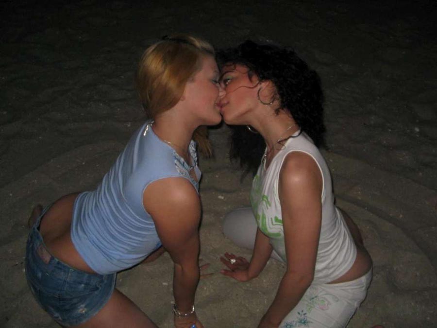 Bella galleria di immagini di sfrigolante caldo amatoriale sexy lesbos in spiaggia
 #71576218
