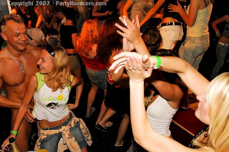 Strippers learn unexperienced girls how to suck #76403175