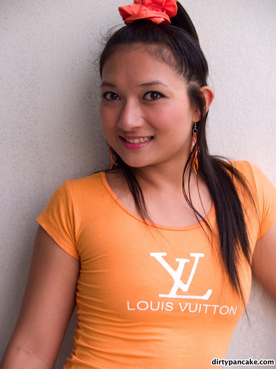 Una joven asiática muestra sus bragas
 #69961425