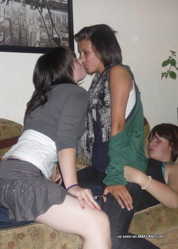 Amantes lesbianas besándose delante de sus amigos
 #77029245