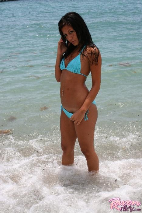 Raven riley en la playa con su bikini
 #73202759