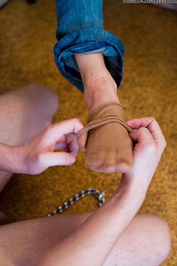 Junger Sklave lernt, seiner Herrin zu gefallen, indem er ihre kleinen leckeren Zehen leckt t
 #71937543
