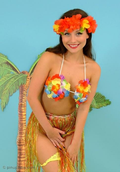 Carla en strip-tease de hula girl
 #74934305