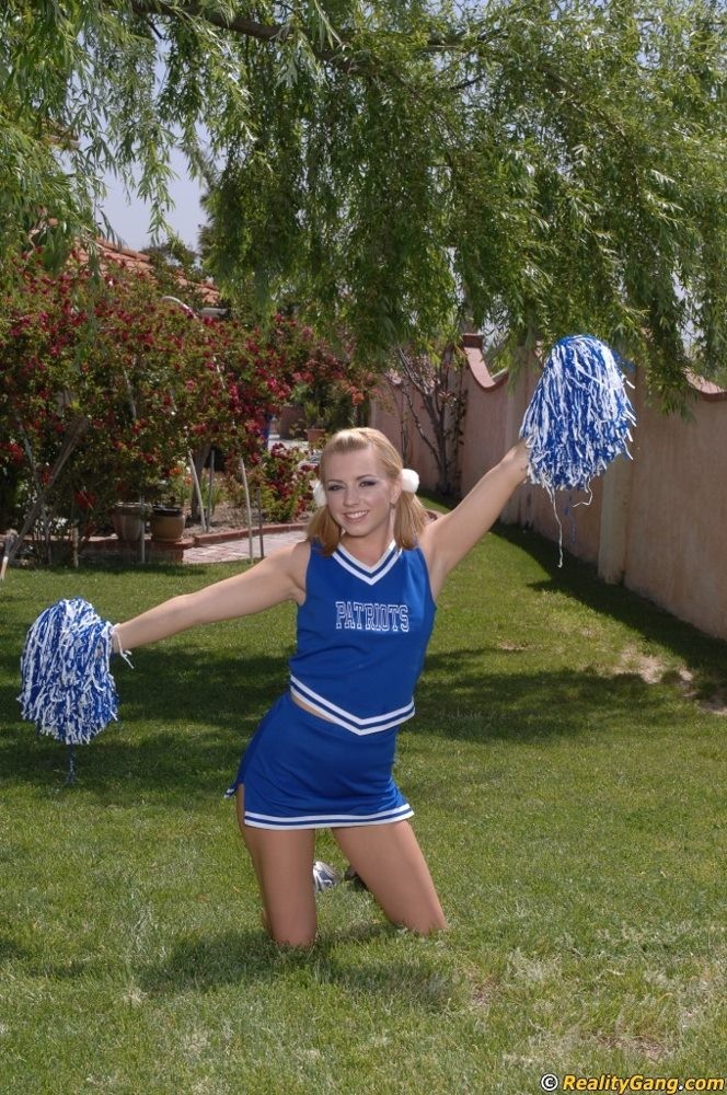 Teen Cheerleader Schlampe lexi belle bekommen ihre rasierte twat gefickt
 #74609042