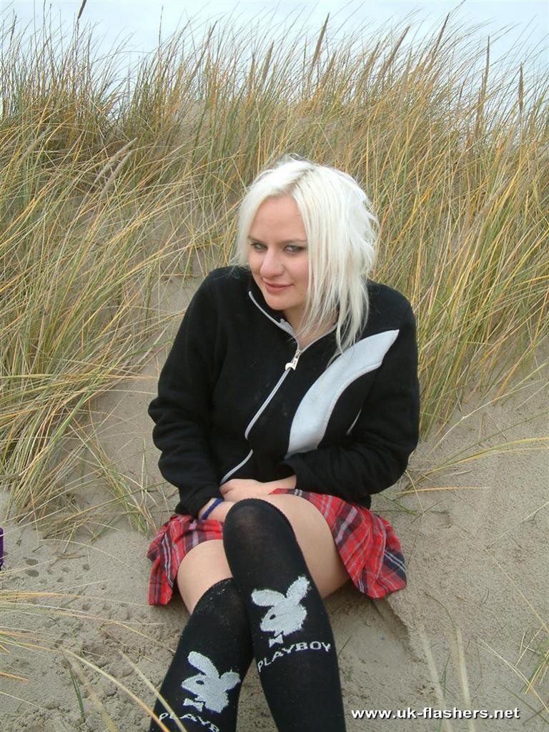 Beauté blonde amateur se masturbant sur une plage publique en hiver
 #78414219