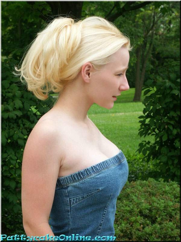 Junge blonde Studentin im Sommerkleid wartet in der Schule
 #73973591