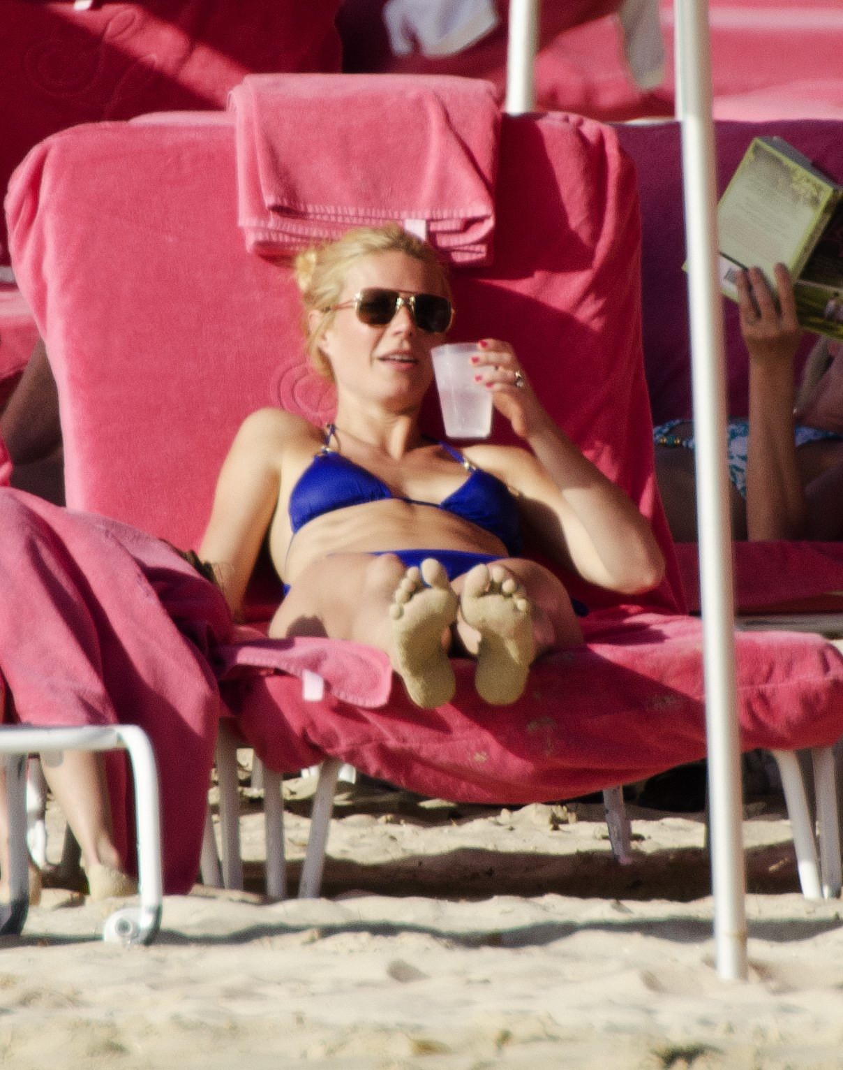 Gwyneth paltrow im Bikini zeigt Arschritze am Strand in Barbados
 #75316626
