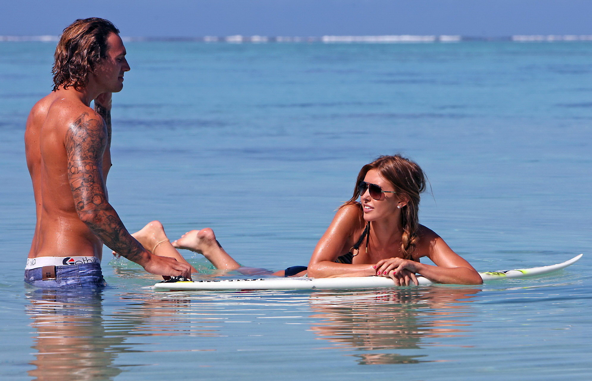 Audrina patridge tetona con bikini en una tabla de surf
 #75337389