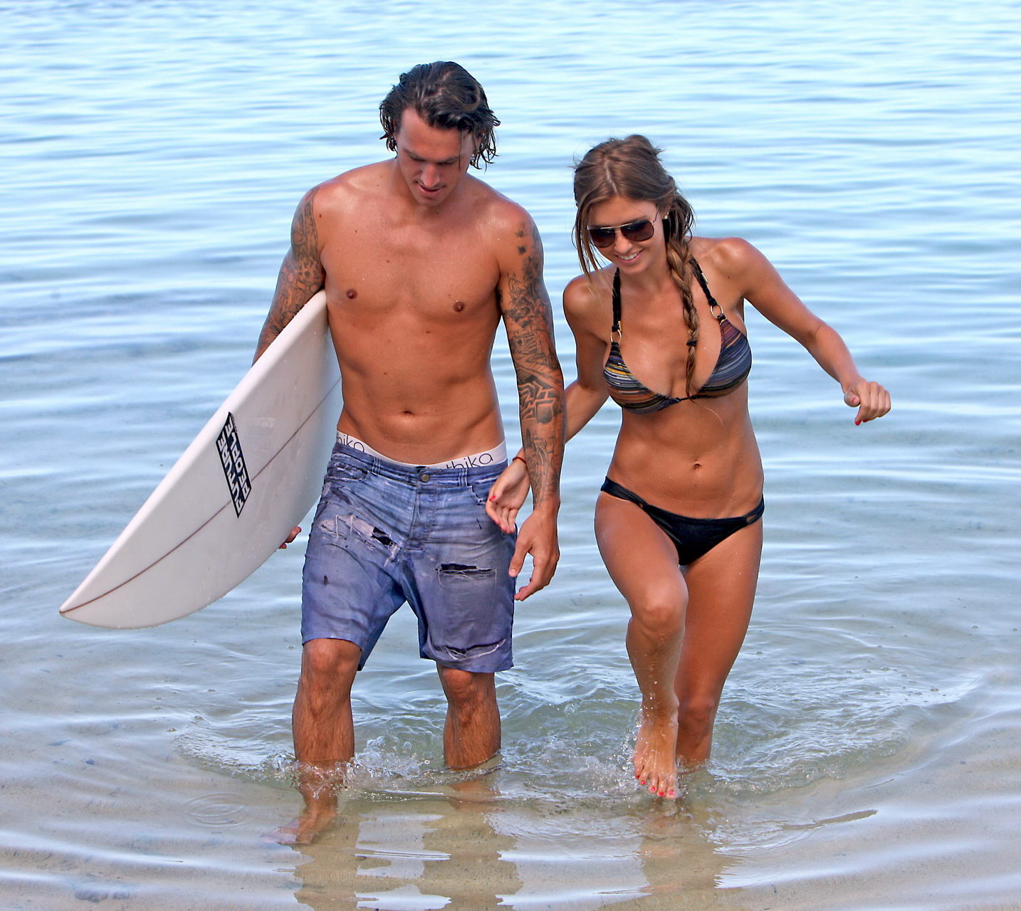 Audrina patridge en bikini sur une planche de surf.
 #75337489