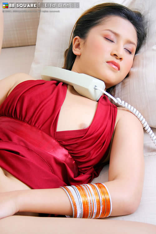 Asian hottie parlando sporco al telefono
 #70024025