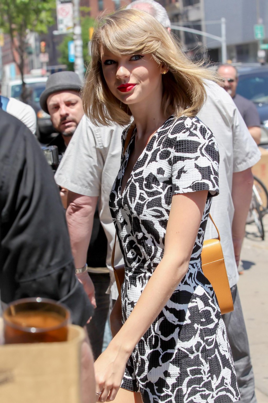 Taylor swift de piernas largas con un pelele monocolor en nyc
 #75196089