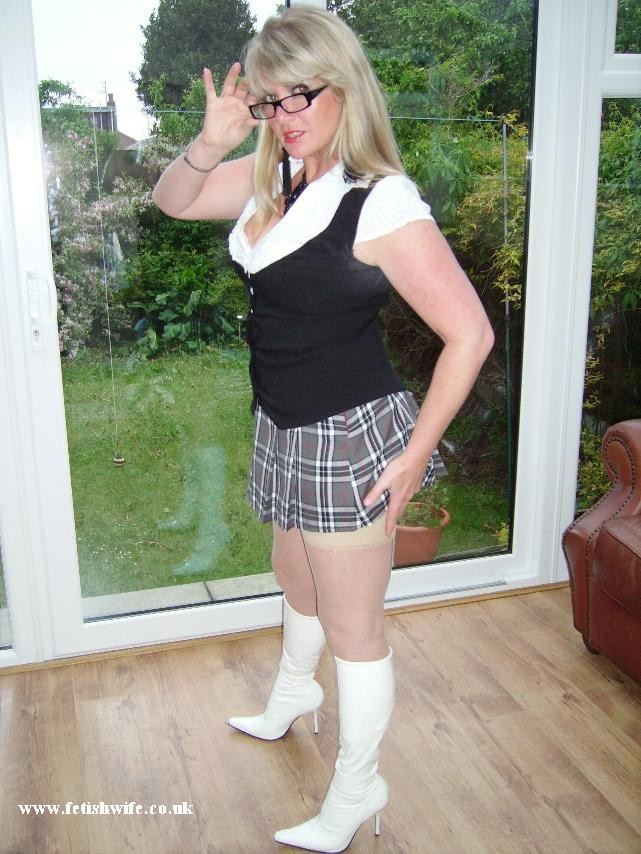 Ama de casa fetichista británica posando con medias y botas
 #73755031