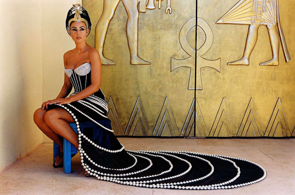 Monica bellucci exponiendo sus bonitas tetas grandes y posando muy sexy como cleopatra
 #75360187