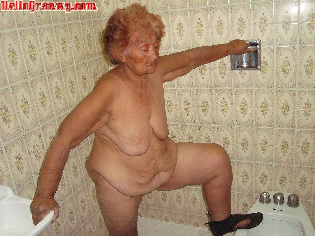 シャワーを浴びている絵画のようなおばあさんは、彼女のオッパイで遊ぶ
 #67245426