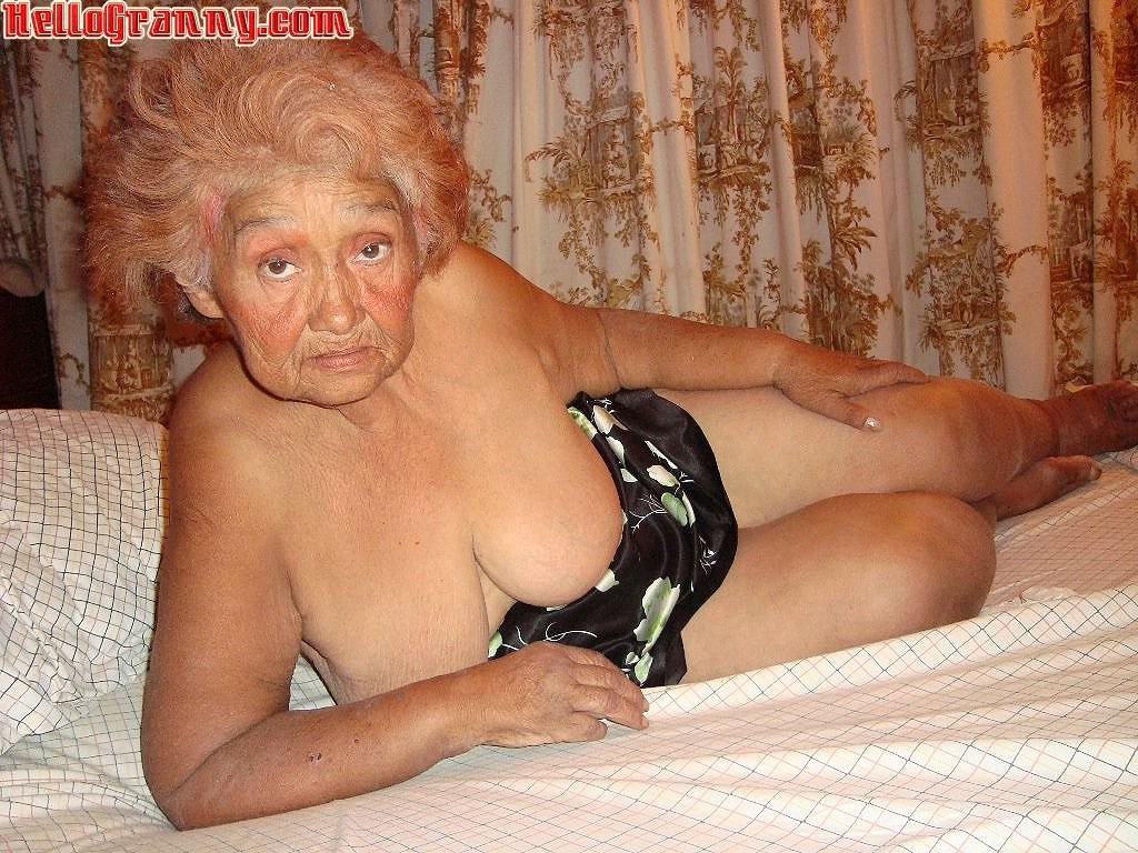 Gemalte Oma in der Dusche spielt mit ihren Brüsten
 #67245518