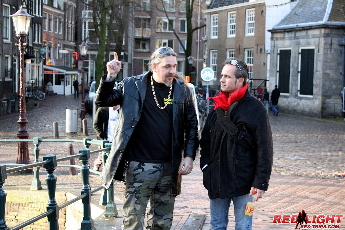 Une pute d'Amsterdam est payée pour baiser un touriste à fond.
 #68833933