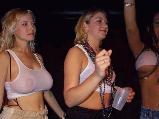 Betrunkene College-Mädchen durchnässt bei einer Wet-T-Shirt-Party
 #76399585