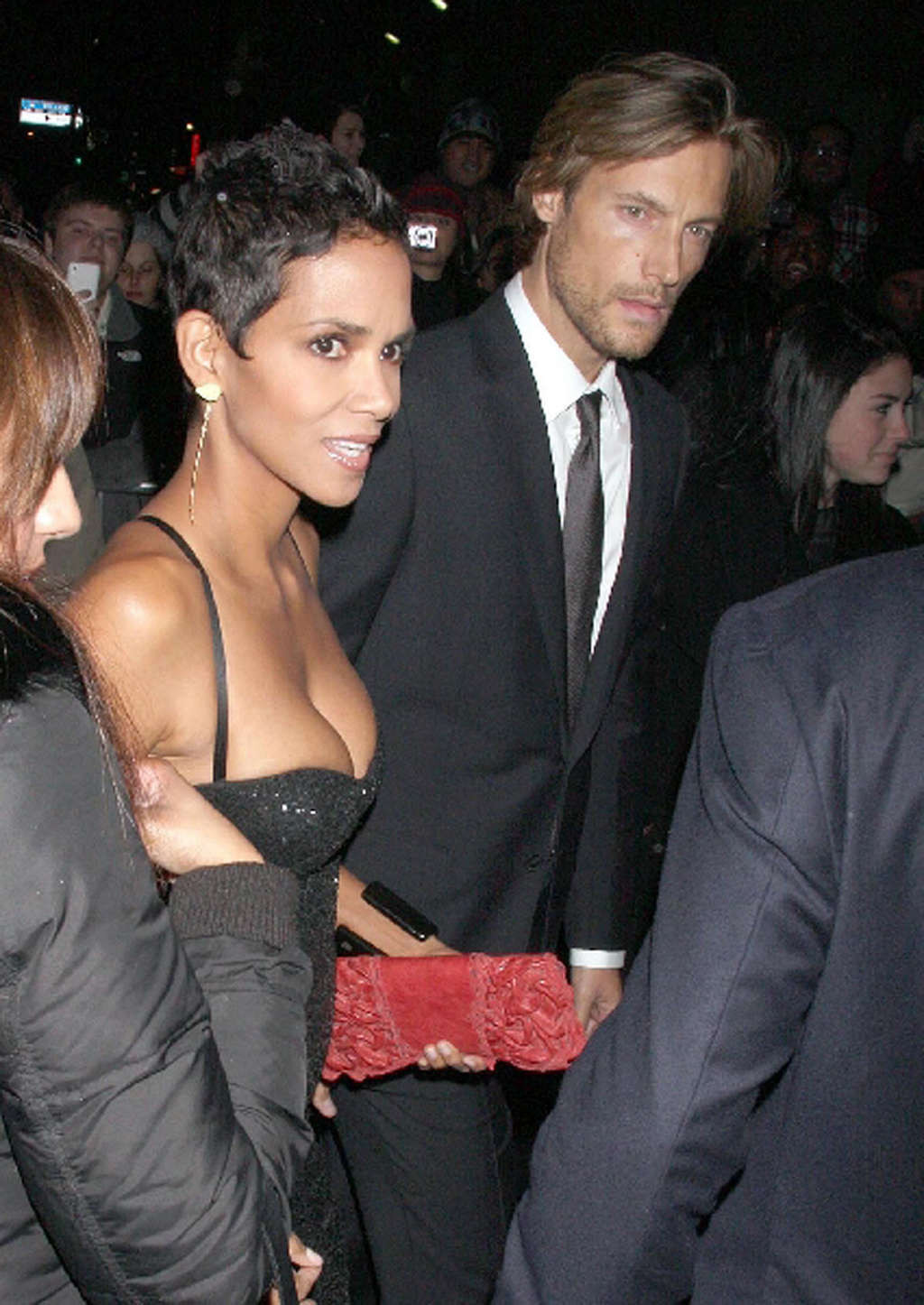 Halle berry riesigen Ausschnitt in engen Kleid und Titten ausgesetzt
 #75371862