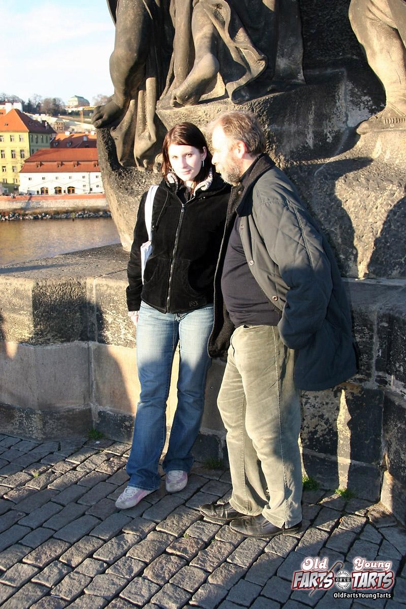 Joven complaciendo a un pene rígido con su coño
 #79407422