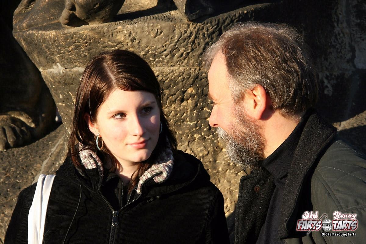 Joven complaciendo a un pene rígido con su coño
 #79407430