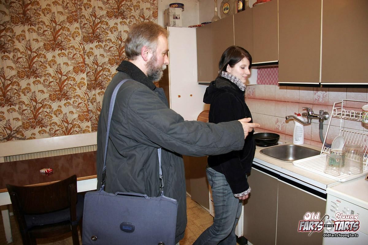 Joven complaciendo a un pene rígido con su coño
 #79407442