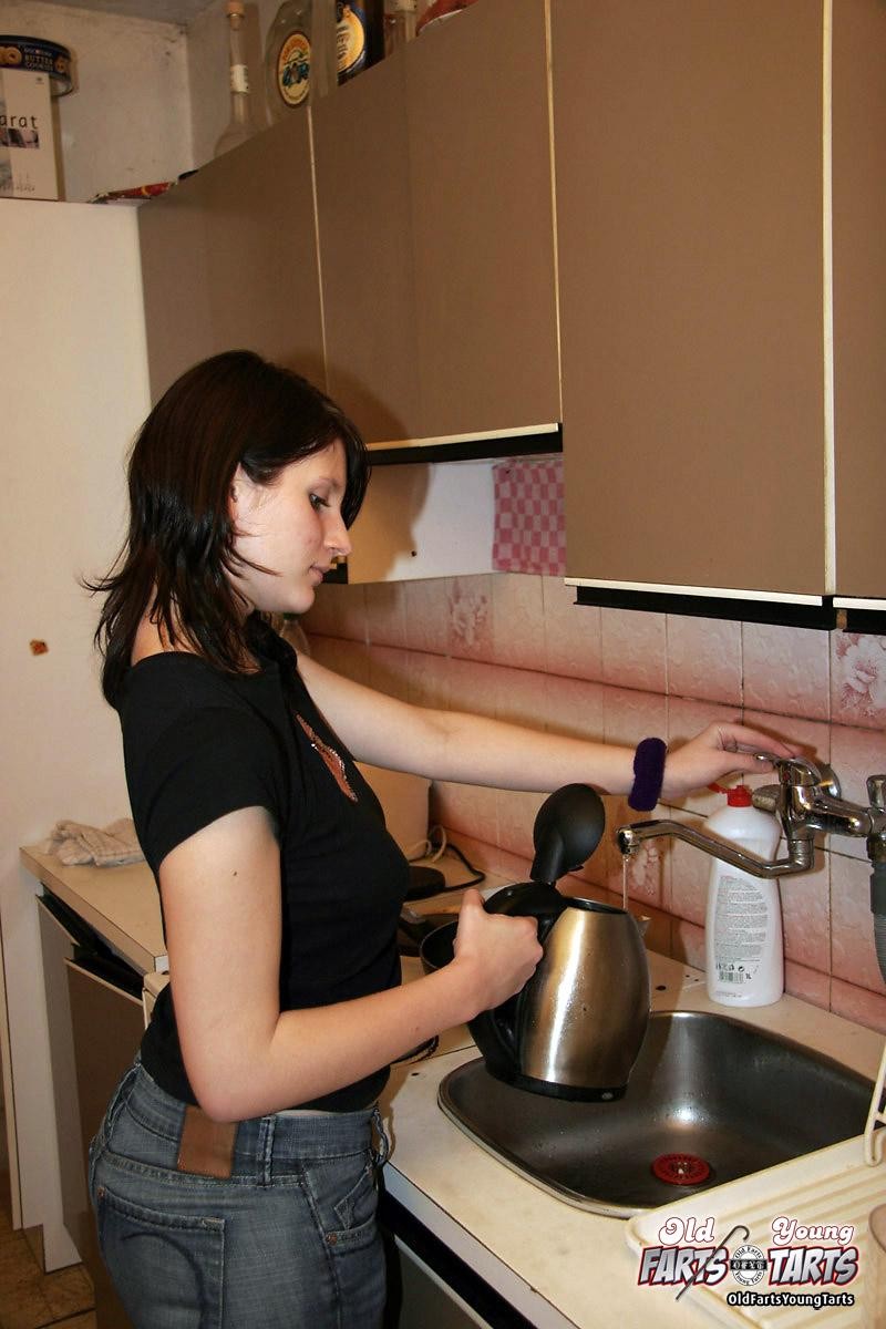 Joven complaciendo a un pene rígido con su coño
 #79407448