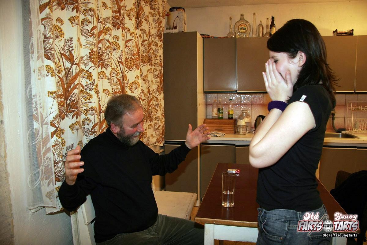 Joven complaciendo a un pene rígido con su coño
 #79407452