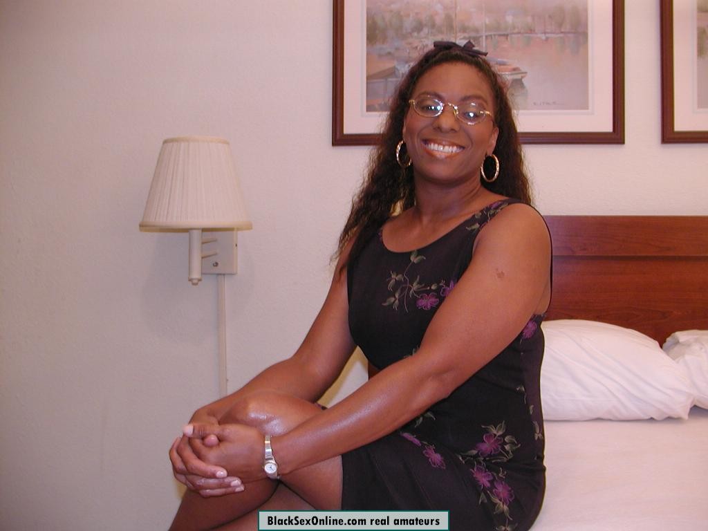 Schwarze Mutter von drei- 36-jährige schwarze Frau öffnet ihre Muschi
 #67455076