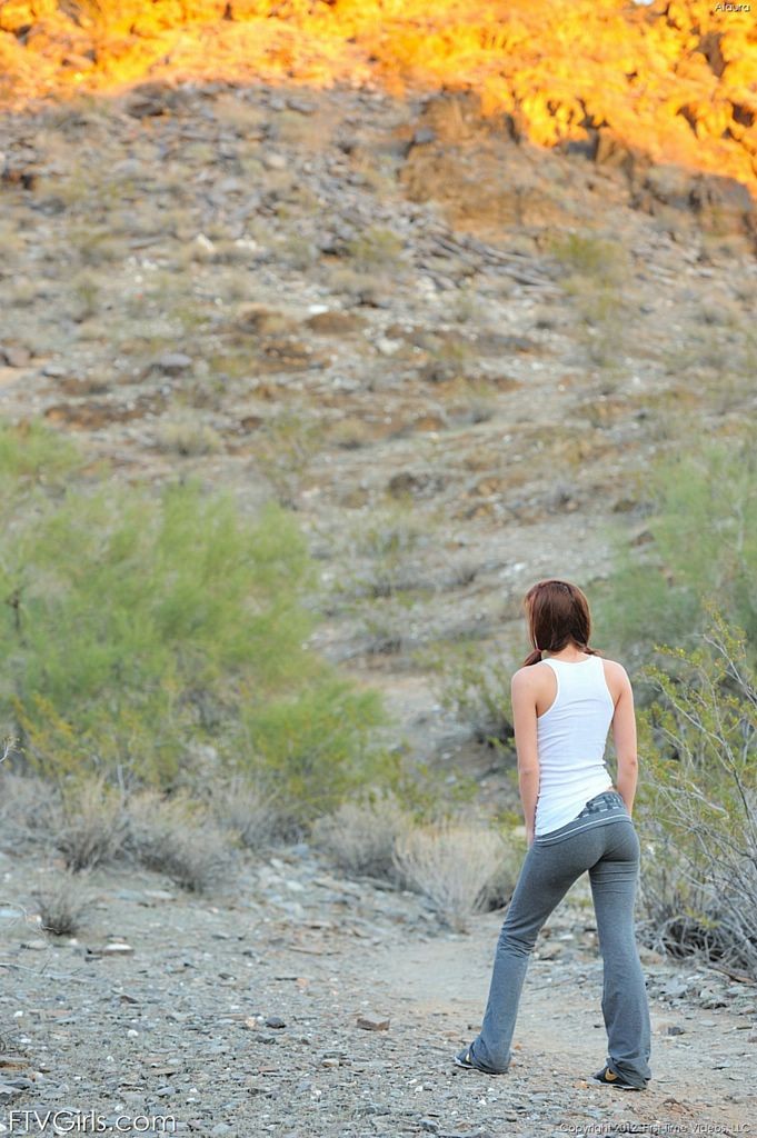 Cute teen in pigtails Streifen nackt auf einer Natur Wanderung #70990875