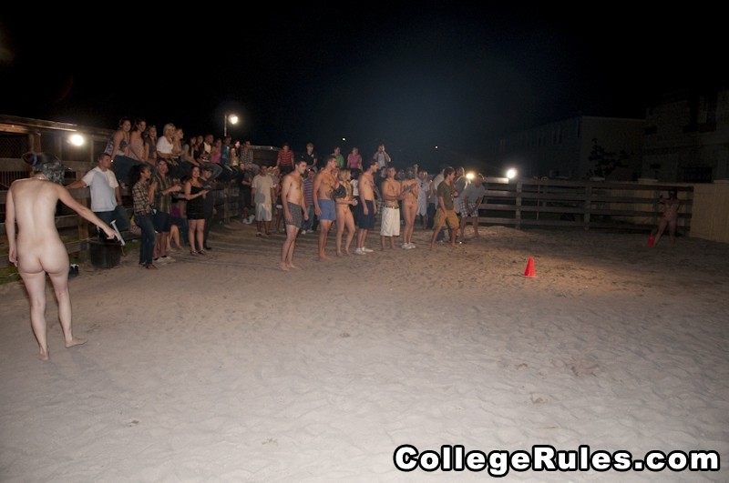 Una universitaria borracha y tetona le hace una mamada a su hombre
 #74603063