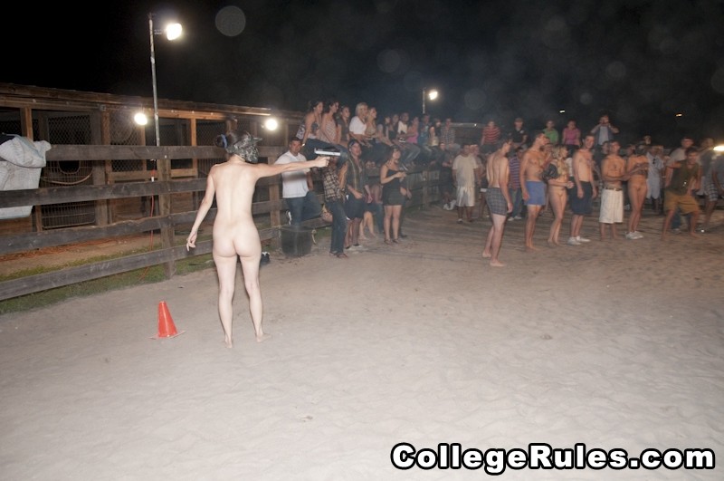 Una universitaria borracha y tetona le hace una mamada a su hombre
 #74603066