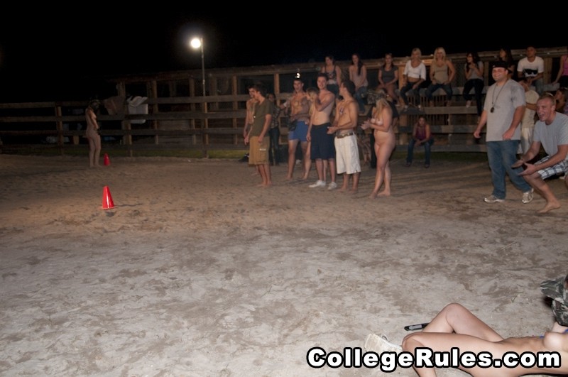 Una universitaria borracha y tetona le hace una mamada a su hombre
 #74603091