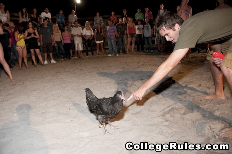 Una universitaria borracha y tetona le hace una mamada a su hombre
 #74603135